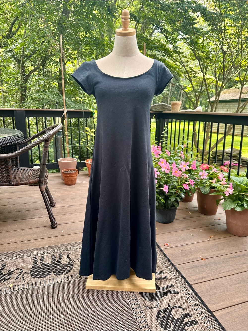 Women’s Black Scoop Neck Midi Dress